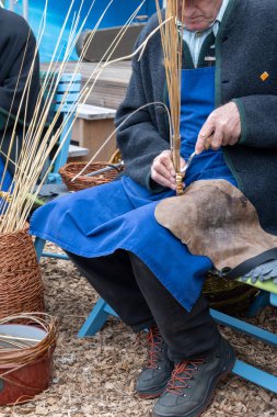 Avusturya 'daki festivalde, Viyana' da eski el yapımı sepetlerin uzun kuru çimlerle dokumasının gösterimi
