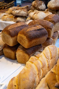 Avusturya 'daki fırından taze pişmiş, Viyana' da satılık zanaatkar çavdar ekmeği.