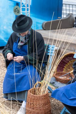 Avusturya 'daki festivalde, Viyana' da eski el yapımı sepetlerin uzun kuru çimlerle dokumasının gösterimi