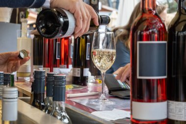 Avusturya 'nın Rathausplatz, Viyana bölgelerinden şarapların sunulduğu şarap festivali, güneşli bahar günlerinde beyaz, gül ve kırmızı şarap kadehlerinin tadına bakılıyor.