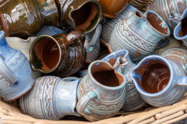 Viyana pazarında su veya süt için boyanmış kil kaplar, Avusturya bölgelerinden halk sanatı sergileniyor.