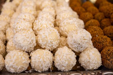 Avusturya, Viyana 'daki eski bir şekerci dükkanında farklı çikolata çeşitleri ve malzemeler.