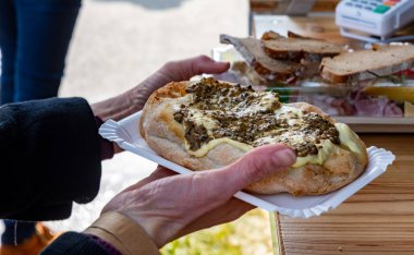 Viyana, Avusturya 'da şarap festivalinde sokak yemekleri, tavuk budu, hamburger, sandviç, sosis, küçük porsiyonlarda lezzetli yemekler, öğle yemeği, kapanış.