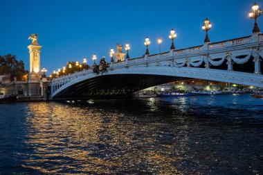 Paris şehir manzarası, anıtlar, köprü, sokaklar, demiryolları, binalar, geceleri Fransa 'da seyahat eden Seine nehri.