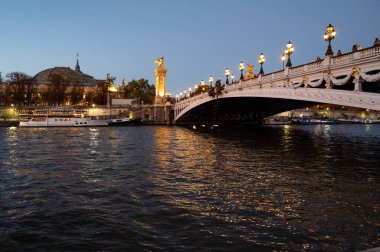 Paris şehir manzarası, anıtlar, köprü, sokaklar, demiryolları, binalar, geceleri Fransa 'da seyahat eden Seine nehri.