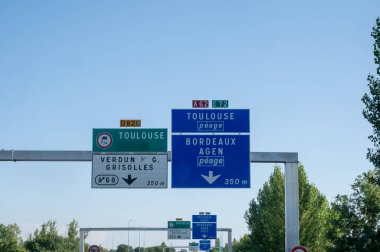 Fransa 'nın orta ve güney bölgelerinden geçen A20-E9 karayolu otoyolu seyahati: Vierzon, Limoges, Brive, Cahors, Montauban, Toulouse, çeşitli yol işaretleri