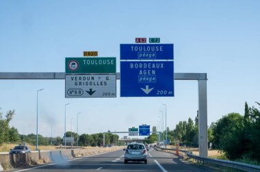 Fransa 'nın orta ve güney bölgelerinden geçen A20-E9 karayolu otoyolu seyahati: Vierzon, Limoges, Brive, Cahors, Montauban, Toulouse, çeşitli yol işaretleri