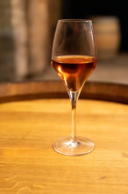 Yeraltı çellocularının ziyareti ve Fransız Cote des Bar 'da yıllık şampanya festivalinde kaliteli şampanya tatma, fermantasyon og şişeleri, yaşlanma.