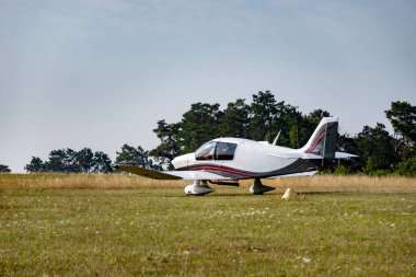 Hobi ve boş zaman, Fransa 'daki Aeroclub öncüleri tarafından spor ve başlangıç pozisyonu için kısa yolculuklar için kullanılan hafif uçak.