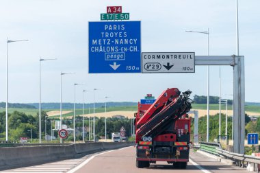 Reims yakınlarındaki A4-E50 güzergahı boyunca araba sürmek, büyük şehirleri birbirine bağlamak: pernay, Chlon-en-Champagne, Saint-Dizier, Vitry-le-Franois, çeşitli yol işaretleri Fransa