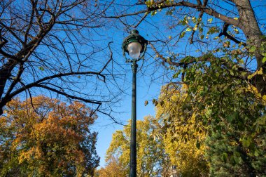 Paris şehir manzarası, sokaklar, yollar, binalar, güneşli bir sonbahar gününde Seine nehri, Fransa 'ya seyahat