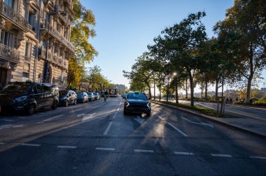 Paris şehir manzarası, sokaklar, yollar, binalar, güneşli bir sonbahar gününde Seine nehri, Fransa 'ya seyahat