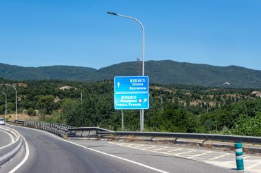 Fransa 'nın güneybatısındaki yüksek hızlı otoyollarda araba kullanmak, A9 otoyolları, İspanya sınırı, şehirleri ve bölgeleri birleştirmek, yaz tatillerinde yoğun trafik sıkışıklığı