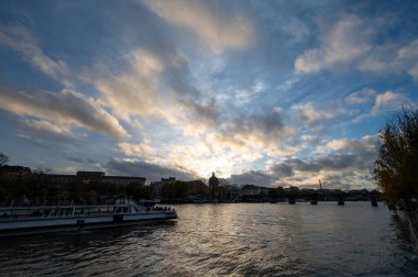 Paris şehir manzarası, sokaklar, otobanlar, binalar, Seine nehri sonbahar akşamı yirmilik ışıklarıyla Fransa 'ya seyahat