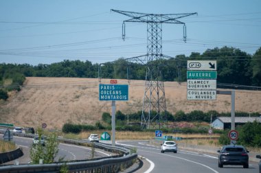 Yazın güney ve kuzey Fransa 'dan Paris' e uzanan güzergah, trafik akışı, yol işaretleri ve çeşitli manzara geçişi boyunca manzara ve hızlı otoyol yolculuğu