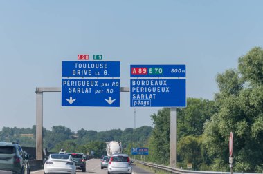 Fransa 'nın orta ve güney bölgelerinden geçen A20-E9 karayolu otoyolu seyahati: Vierzon, Limoges, Brive, Cahors, Montauban, Toulouse, çeşitli yol işaretleri