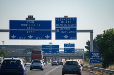 Montpellier 'den Lyon' a büyük şehirleri, trafik akışını, yol işaretlerini ve çeşitli manzaraları birbirine bağlayan A9 rotası boyunca yaz aylarındaki manzara seyahati