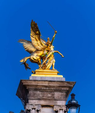 Paris şehir manzarası, anıtlar, köprü, sokaklar, demiryolları, binalar, geceleri Fransa 'da seyahat eden Seine nehri.