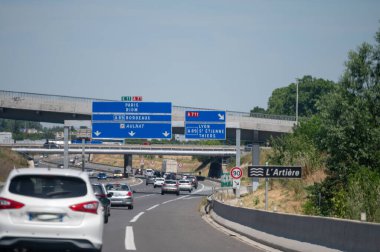 Güney Fransa 'dan Kuzey Fransa' ya giden A75-E11 rotası, trafik akışı, yol işaretleri ve çeşitli manzara geçişi boyunca yaz aylarındaki manzara ve hızlı otoyol yolculuğu