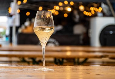 Fransa 'nın Cote des Bar kentinde her yıl düzenlenen şampanya festivalinde kaliteli şampanya tatmak.