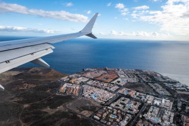 Uçak kanatları Tenerife, Kanarya adalarına inerken atmosferik katmanlar ve okyanuslar, Avrupa 'daki hava taşımacılığını net bir şekilde görmektedir.