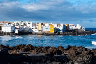 Puerto de la Cruz, Tenerife North parklarında yürüyüş, tropikal ağaçlar, yeşil çalılar, sahil, Teide manzarası, yerel mimari, turist varış yeri, İspanya 'da kış