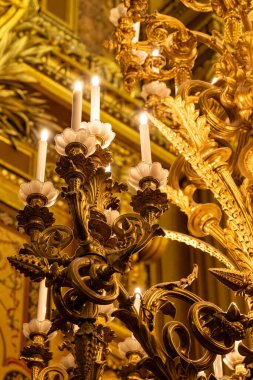 Fransa 'da İkinci İmparatorluk' un eklektik Beaux-Arts tarzı tavan lambaları ve mimari öğeler, neo-barok elementleri, klasikçilik ve Roma mimarisi, altın kaplama, zengin dekorasyon