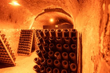 Şişedeki çökeltiyi bulmaca ya da derin yeraltı mağaraları öğrenci ahşap rafları üzerinde geleneksel şampanya yapma metodu Reims, Epernay, Champagne, France