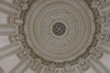 Fransa 'da İkinci İmparatorluk' un eklektik ve Beaux-Arts tarzı mimari öğeler, neo-barok, klasikçilik, Roma mimarisi, mermer, altın kaplama, heykeller, zengin dekorasyon unsurlarıyla buluşur.