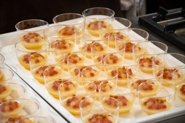 Ziyaretçiler için özel tatma etkinliği, bir bardak şampanyayla yemek eşleşmesi, Fransa 'da kış yemekleri ve şarap festivalinde ünlü aşçıların hazırladığı lezzetli yemekler.