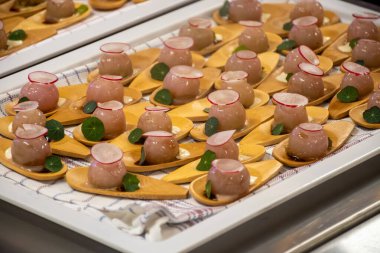 Ziyaretçiler için özel tatma etkinliği, bir bardak şampanyayla yemek eşleşmesi, Fransa 'da kış yemekleri ve şarap festivalinde ünlü aşçıların hazırladığı lezzetli yemekler.