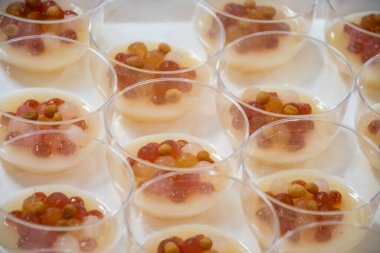 Ziyaretçiler için özel tatma etkinliği, bir bardak şampanyayla yemek eşleşmesi, Fransa 'da kış yemekleri ve şarap festivalinde ünlü aşçıların hazırladığı lezzetli yemekler.