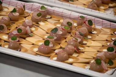 Ziyaretçiler için özel tatma etkinliği, bir bardak şampanyayla yemek eşleşmesi, Fransa 'da kış yemekleri ve şarap festivalinde ünlü aşçıların hazırladığı lezzetli yemekler.