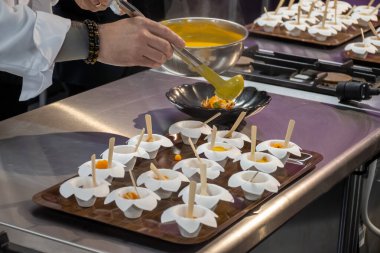 Ziyaretçiler için özel tatma etkinliği, bir bardak şampanyayla yemek eşleşmesi, Fransa 'da kış yemekleri ve şarap festivalinde ünlü aşçıların hazırladığı lezzetli yemekler.