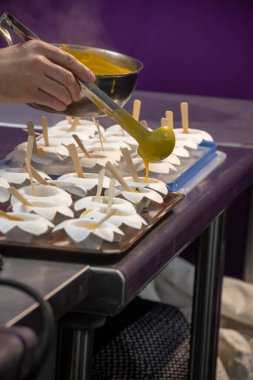 Ziyaretçiler için özel tatma etkinliği, bir bardak şampanyayla yemek eşleşmesi, Fransa 'da kış yemekleri ve şarap festivalinde ünlü aşçıların hazırladığı lezzetli yemekler.