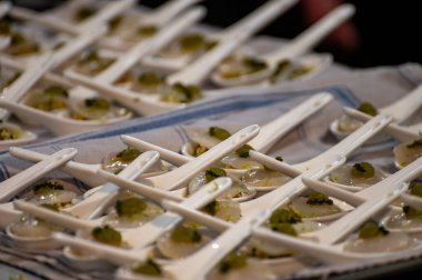 Ziyaretçiler için özel tatma etkinliği, bir bardak şampanyayla yemek eşleşmesi, Fransa 'da kış yemekleri ve şarap festivalinde ünlü aşçıların hazırladığı lezzetli yemekler.