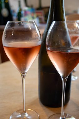 Şampanya köpüklü şarap tatma turu, küçük baloncuklu Fransız şampanyası, mağara ziyareti, Reims, Epernay, Fransa