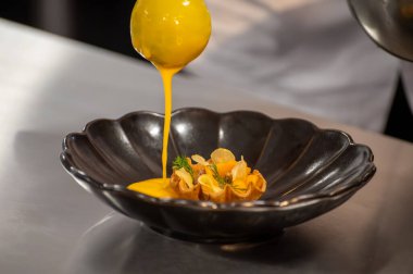 Ziyaretçiler için özel tatma etkinliği, bir bardak şampanyayla yemek eşleşmesi, Fransa 'da kış yemekleri ve şarap festivalinde ünlü aşçıların hazırladığı lezzetli yemekler.