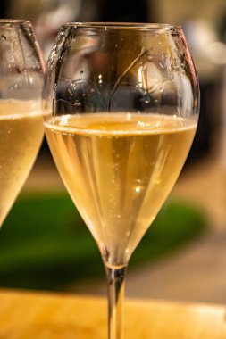 Fransız şarabı, köpüklü şampanya, şarap tatma, kutlama, düğün veya şampanya turu, mağara ziyareti, Reims, Fransa