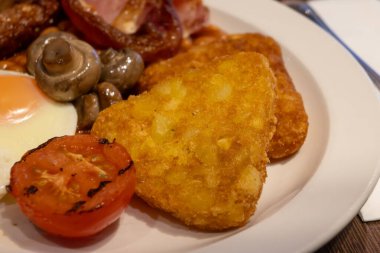 Yumurtalı tam İngiliz kahvaltısı, kızarmış pastırma, sosis, fasulye, tost, mantar, ızgara domates, klasik yemek, geleneksel İngiliz sabah yemeği.