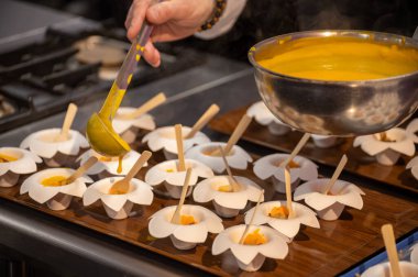 Ziyaretçiler için özel tatma etkinliği, bir bardak şampanyayla yemek eşleşmesi, Fransa 'da kış yemekleri ve şarap festivalinde ünlü aşçıların hazırladığı lezzetli yemekler.