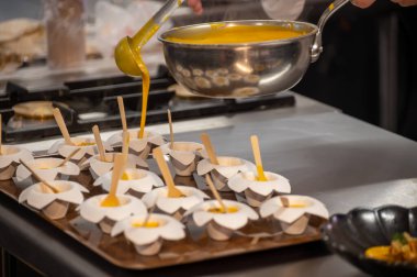 Ziyaretçiler için özel tatma etkinliği, bir bardak şampanyayla yemek eşleşmesi, Fransa 'da kış yemekleri ve şarap festivalinde ünlü aşçıların hazırladığı lezzetli yemekler.