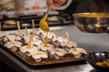 Ziyaretçiler için özel tatma etkinliği, bir bardak şampanyayla yemek eşleşmesi, Fransa 'da kış yemekleri ve şarap festivalinde ünlü aşçıların hazırladığı lezzetli yemekler.