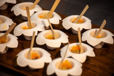 Ziyaretçiler için özel tatma etkinliği, bir bardak şampanyayla yemek eşleşmesi, Fransa 'da kış yemekleri ve şarap festivalinde ünlü aşçıların hazırladığı lezzetli yemekler.