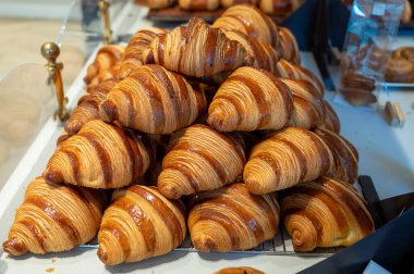 Fransa 'da kahvaltı, tereyağlı kruvasan çörekleri Paris' teki zanaatkar pastanede sergileniyor, Fransa 'yı kapatın.