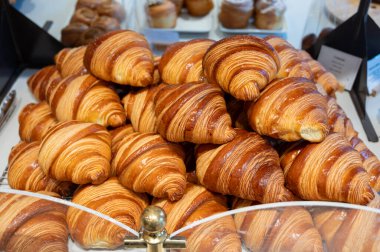 Fransa 'da kahvaltı, tereyağlı kruvasan çörekleri Paris' teki zanaatkar pastanede sergileniyor, Fransa 'yı kapatın.