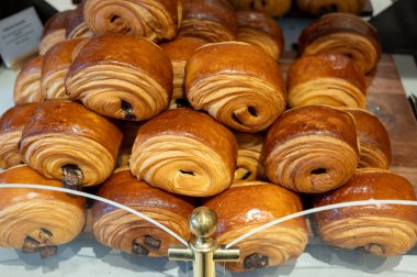 Fransa 'da kahvaltı, taze tereyağlı çikolatalı kruvasan, Paris, Fransa' da zanaat fırınında acı au chocolat hamur işleri, kapanış, sergi.