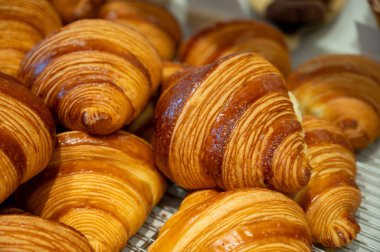 Fransa 'da kahvaltı, tereyağlı kruvasan çörekleri Paris' teki zanaatkar pastanede sergileniyor, Fransa 'yı kapatın.