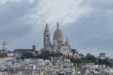Fransa 'nın başkentinde kilise, caddeler, binalar, parklar ve müzelerle Montmartre tepesinde panoramik manzara, Paris' in orta kesimi, turistlerin gideceği yer, Paris 'te gri sonbahar günleri