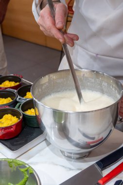 Paris 'teki aşçılık stüdyosunda aşçılıkla ilgili yüksek uzmanlık, sebzeli farklı güzel yemekler hazırlama, mantar mantarı, kırmızı parçalar, siyah tuzlanma, fındık. Yemek pişirme süreci.